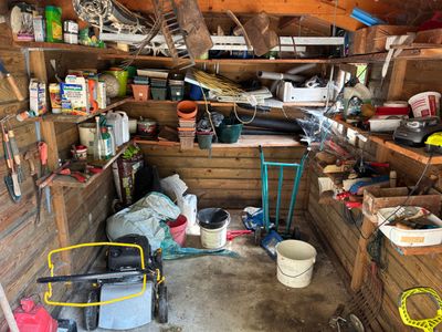 un garage rempli d'outils et de bric-à-brac