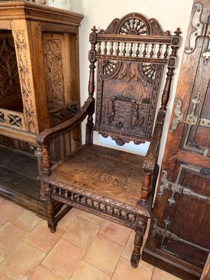 une chaise en bois qui se trouve à côté d'un meuble en bois
