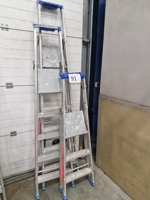 une échelle adossée au mur d'une pièce