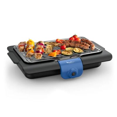 un gros plan sur un barbecue sur lequel sont disposés divers aliments