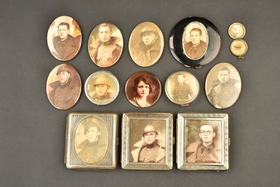 une image représentant un ensemble de vieilles photos de personnes posées sur une table