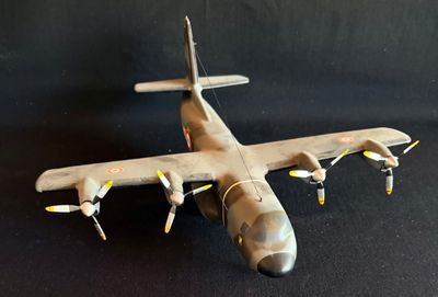 une maquette d'avion posée sur une surface noire
