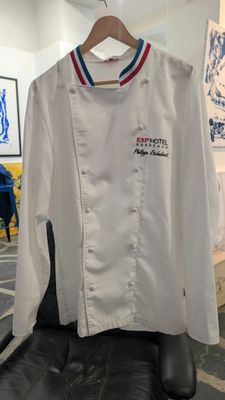 veste de chef blanche avec des bordures rouges, blanches et bleues