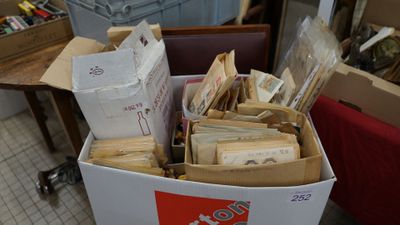 une boîte pleine de livres posée sur le sol