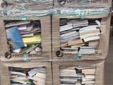 une palette remplie de livres posée sur une autre palette