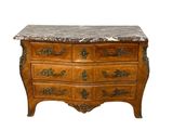 une image représentant une commode au plateau en marbre sur fond blanc