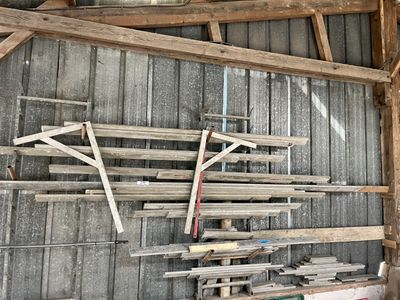 de nombreuses pièces de bois empilées les unes sur les autres