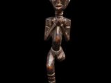 une statue en bronze représentant un homme tenant une épée, sur fond noir