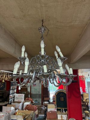 un lustre suspendu au plafond d'un magasin