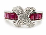 gros plan d'une bague en diamant et rubis sur fond blanc