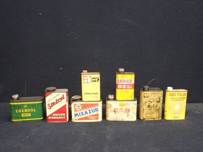 de nombreuses boîtes de conserve contenant divers types d'aliments posées sur une table