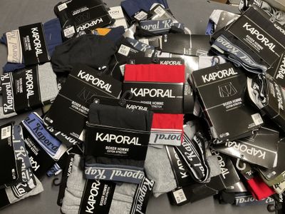 de nombreuses paires de sous-vêtements pour hommes posées sur une table