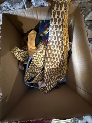 une boîte contenant tout un tas de cravates
