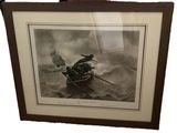 une photo en noir et blanc d'un homme ramant dans un bateau