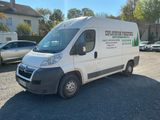une camionnette blanche garée sur le parking