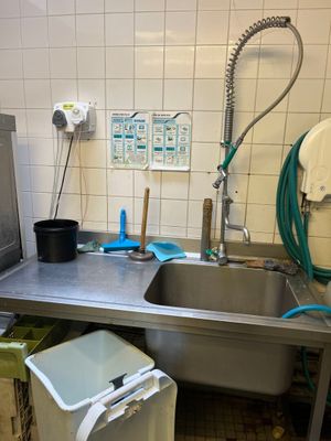 une cuisine avec un évier et une poubelle