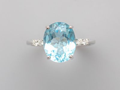 Bague ovale en topaze bleue et diamants