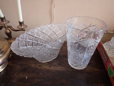 deux verres posés sur une table à côté d'un candélabre
