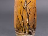 un vase en verre dans lequel se trouve l'image d'un arbre