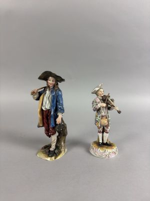 deux figurines représentant un homme et une femme vêtus de costumes coloniaux
