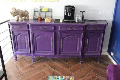 un meuble violet sur lequel est posée une cafetière
