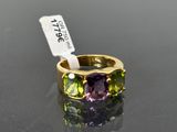 une image représentant une bague en or jaune sertie de pierres d'améthorate et d'améthorate vert