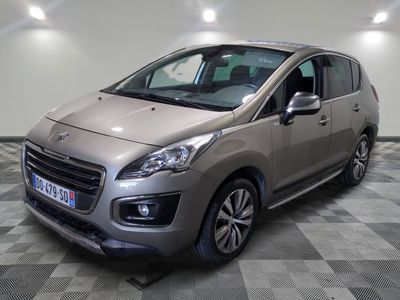 la petite voiture argentée est garée dans une grande pièce