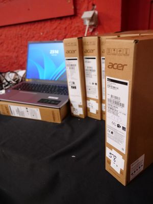 trois ordinateurs portables posés sur une table