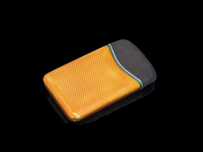 un téléphone portable posé sur une surface noire