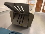 une machine posée sur une table dans une pièce