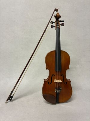 un violon posé à côté d'un archet