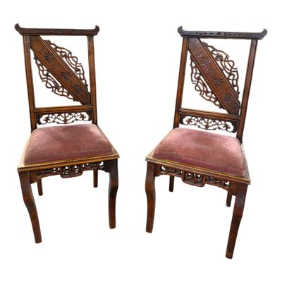 paire de chaises chinoises anciennes dont les assises sont recouvertes de velours rose