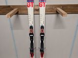 une paire de skis posée sur une étagère dans une pièce