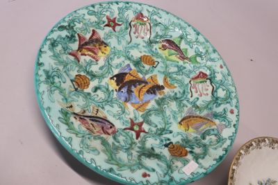 une assiette ornée d'un motif de poisson à côté d'une assiette ornée d'un motif de poisson