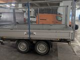 un camion équipé d'une cage à l'arrière, dans un parking