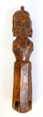 Deux statuettes en bois sculpté figurant des bustes de femme…