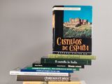 plusieurs livres sont empilés sur une table