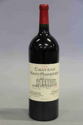 une bouteille de vin posée sur une table