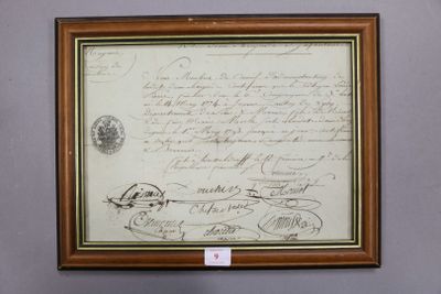 Un vieux document est accroché au mur d'une pièce.