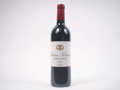 une bouteille de vin rouge posée sur une table blanche