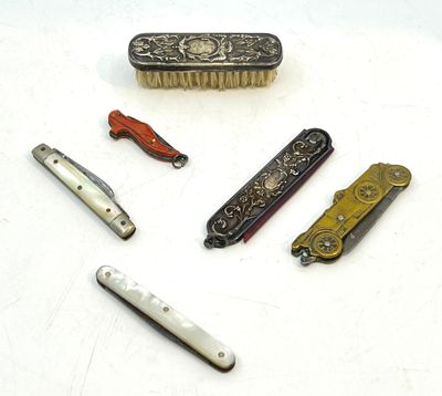 cinq types différents de brosses à cheveux posées sur une surface blanche