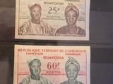 Trois billets de banque différents sont exposés dans une vitrine.