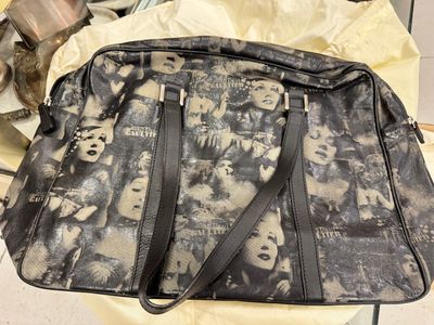 une photo en noir et blanc d'un sac à main posé sur une table