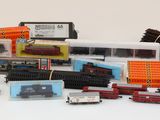 beaucoup de petits trains et d'autres jouets sur la table