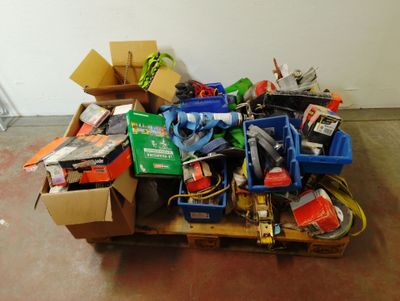 un tas d'objets divers posés sur une palette dans une pièce
