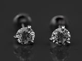 photographie en noir et blanc d'une paire de boucles d'oreilles en diamant