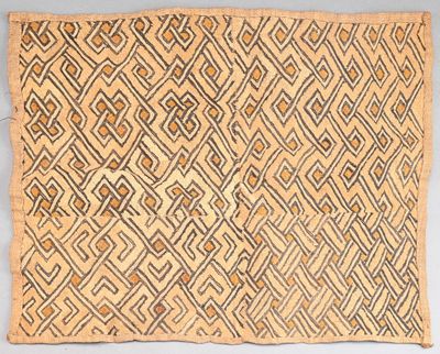 un vieux tapis tissé orné d'un motif en losanges