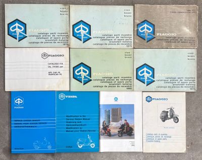 de nombreux vieux manuels de réparation de motos étalés par terre