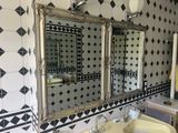 une salle de bains équipée de deux lavabos et de deux miroirs