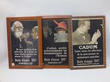 trois affiches encadrées représentant des hommes barbus et coiffés d'un chapeau, accrochées au mur